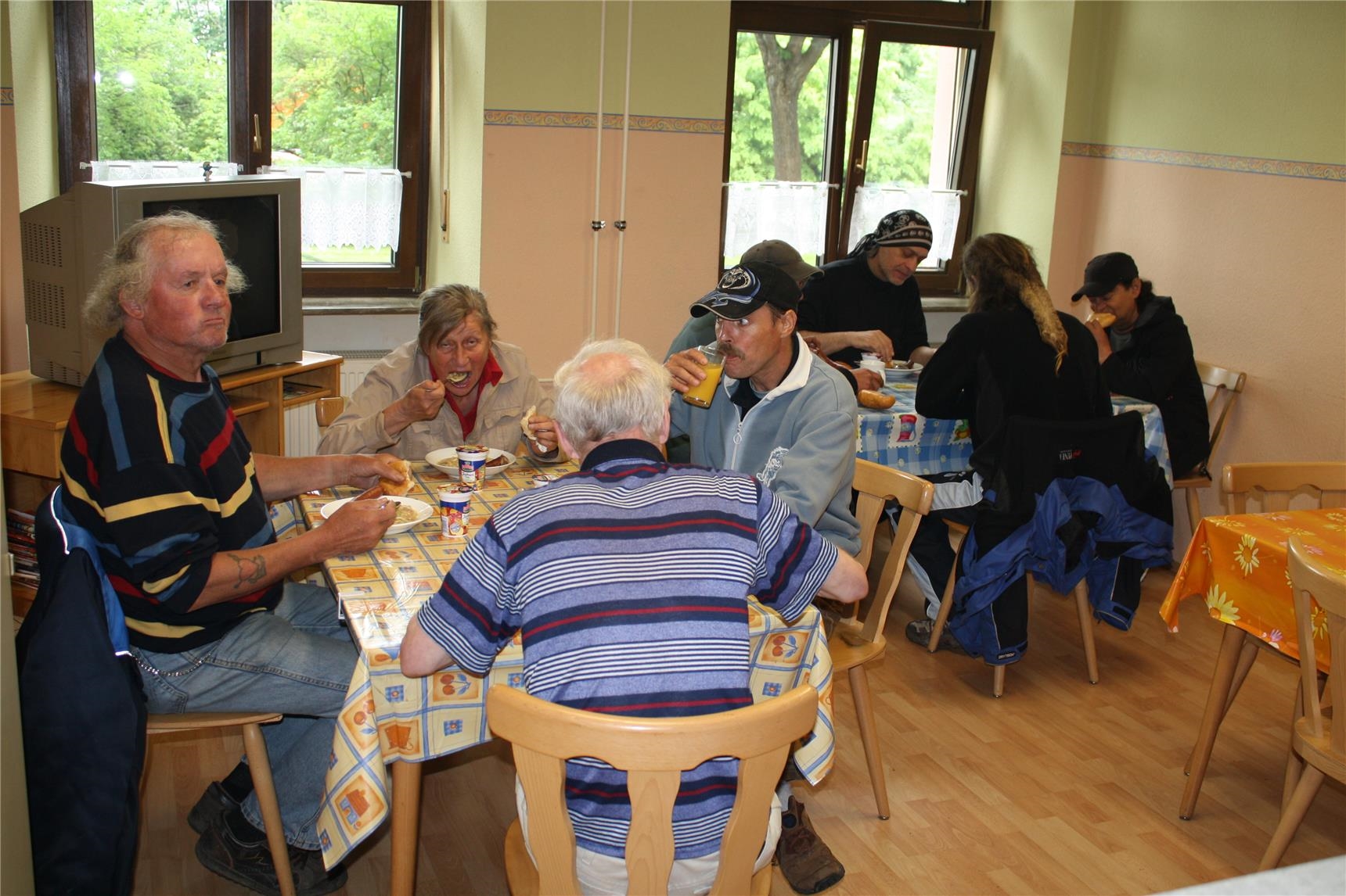 Gruppe beim Mittagessen an mehreren Tischen (Foto: Marco Wagner)