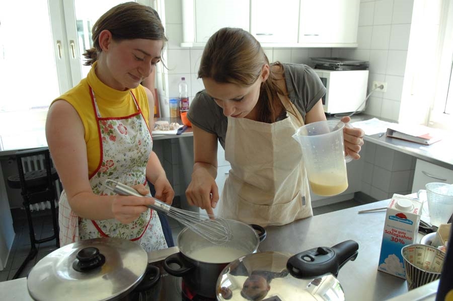 zwei Jugendliche am Kochen