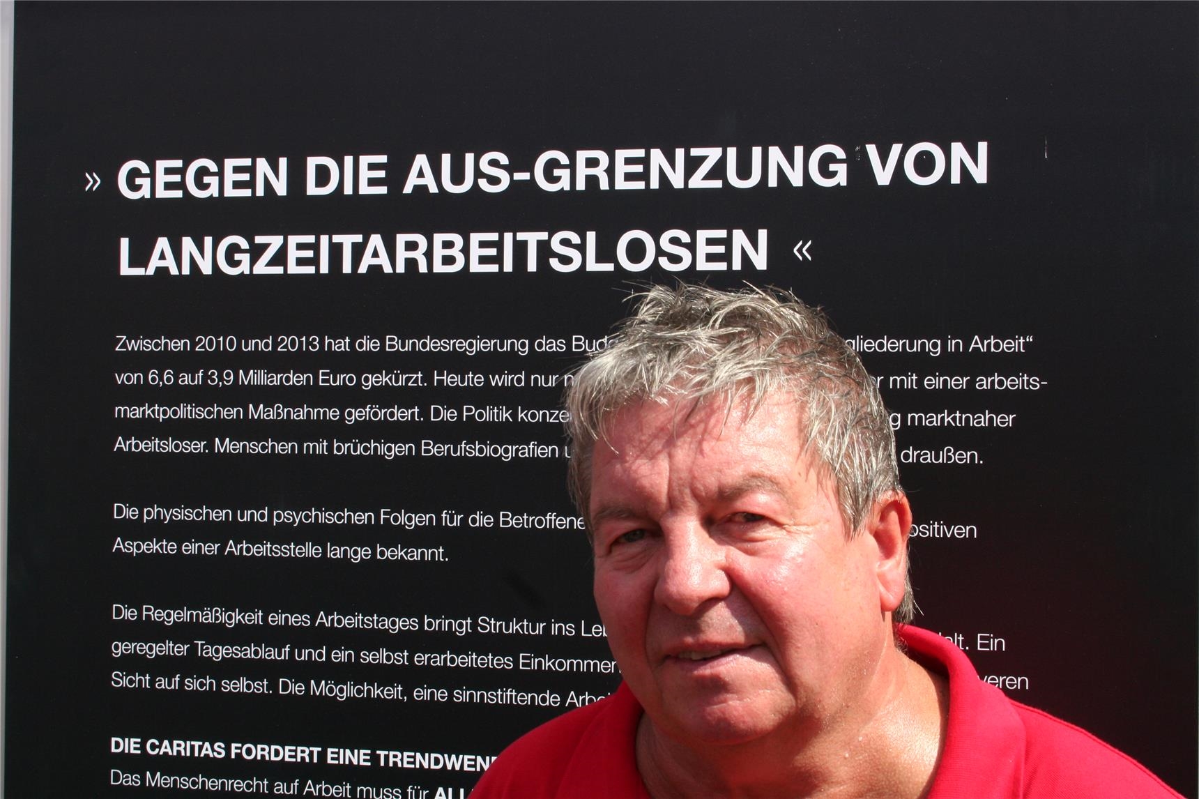 Mensch vor einem Plakat der Kampagne "Stell mich an - nicht aus" (Markus Lahrmann)