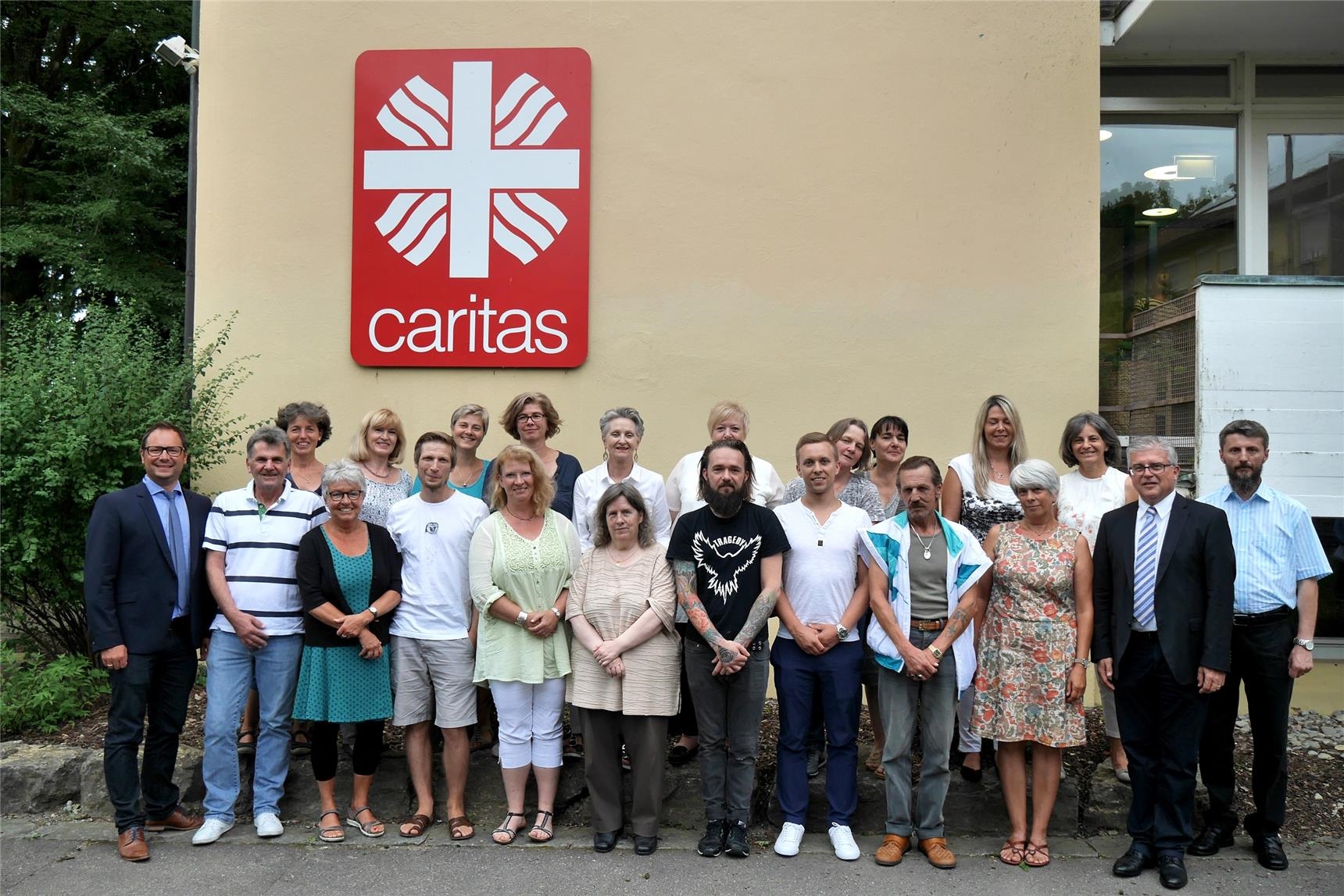 Die Dienst-Jubilare der Caritas Konstanz mit den Vorständen Matthias Ehret und Andreas Hoffmann zum Gruppenbild vor dem Konradihaus. (Caritas Konstanz)