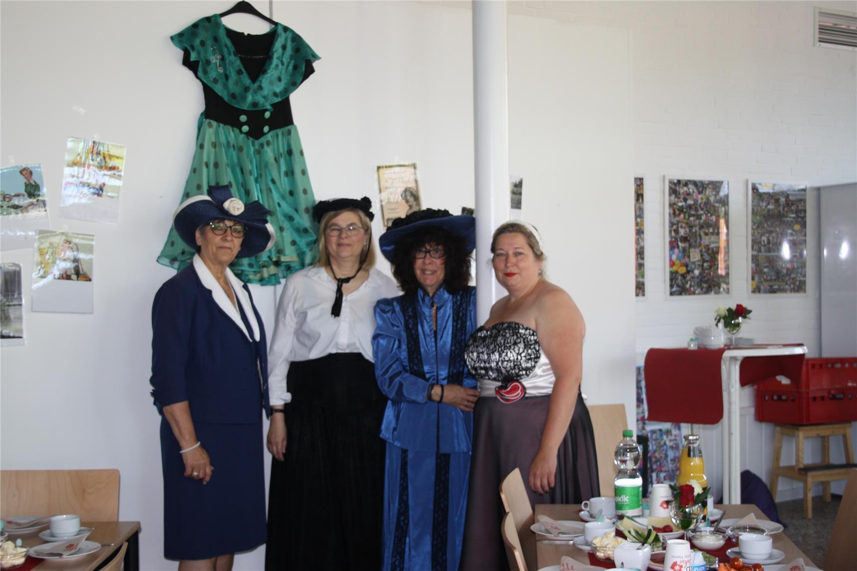 Vier Frauen in der Kleidung verschiedener Jahrzehnte (Caritas Hamm)