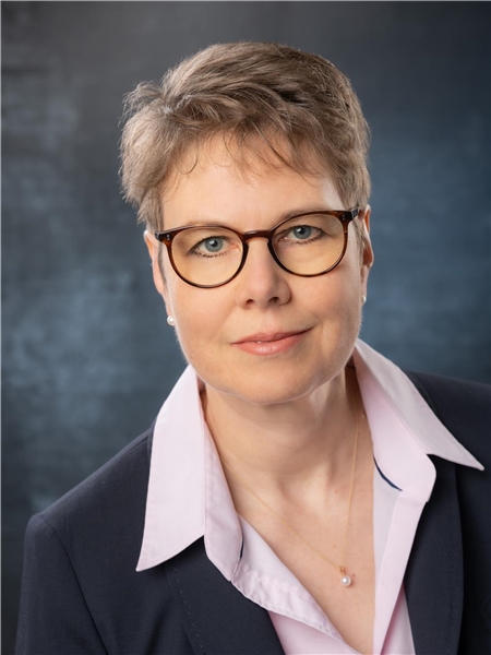 Das Foto zeigt die zukünftige Geschäftsführerin Sonja Schoenberner. Sie hat kurze, blonde Haare und trägt eine Brille.
