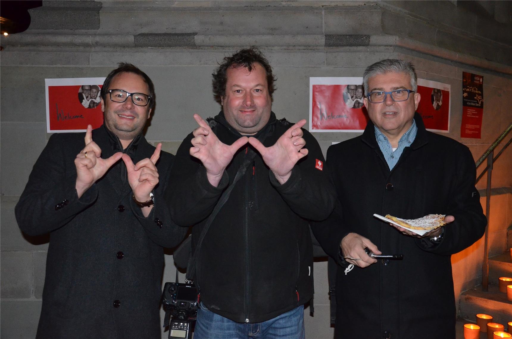 3 Männer mit W-Fingern (Caritas Konstanz)