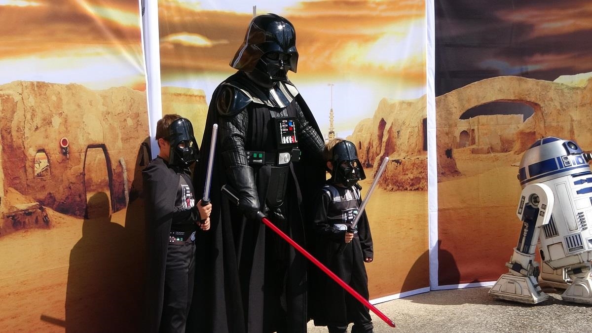 Als Darth Vader verkleidete Kinder lassen sich mit ihrem großen Vorbild fotografieren. (Uwe Schumann)