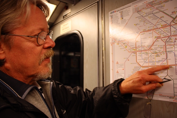 Mann liest den U-Bahn-Plan von Berlin 