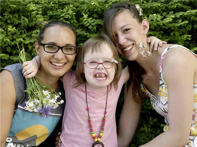 Behindertes Mädchen mit Betreuerinnen