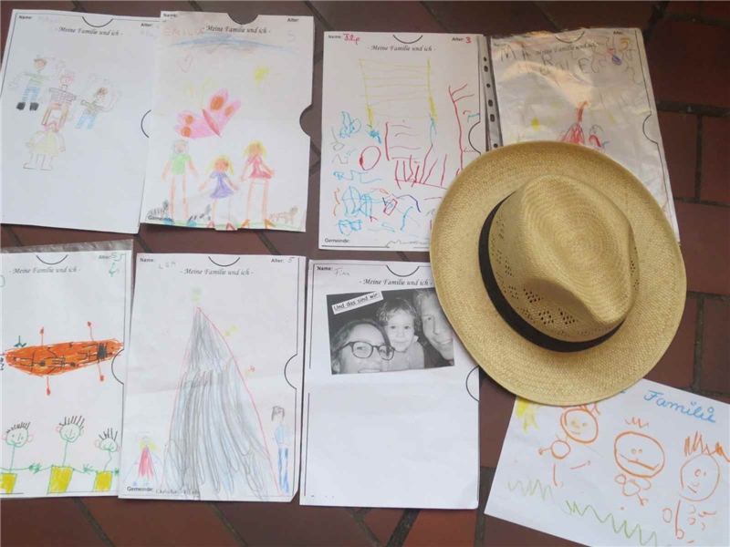 Zusammen mit dem Hut liegen Formblätter, die Puzzle-Steine darstellen. Sie wurden von Kindern bemalt. (Marie-Helene Gräfin von Merveldt)
