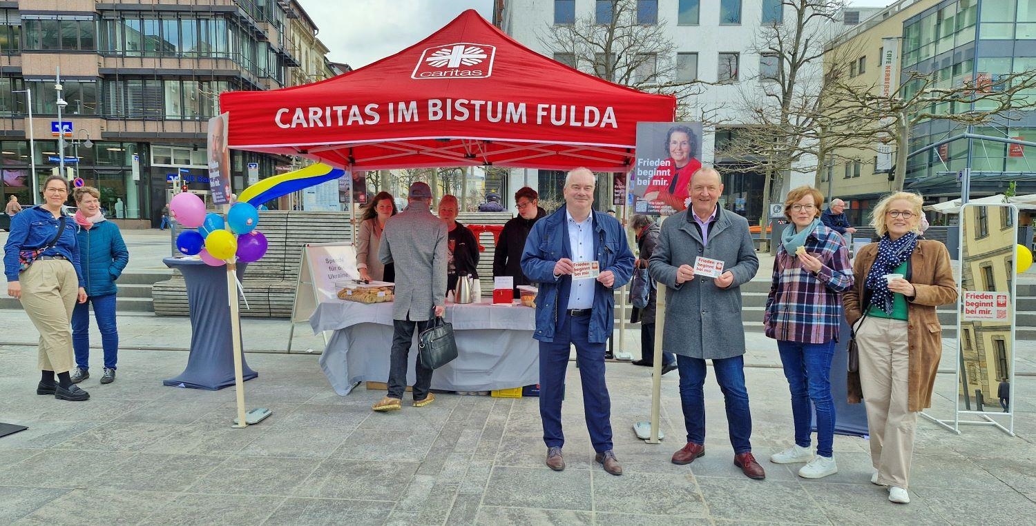 Kekse werden auf Universitätsplatz verkauft als Spende