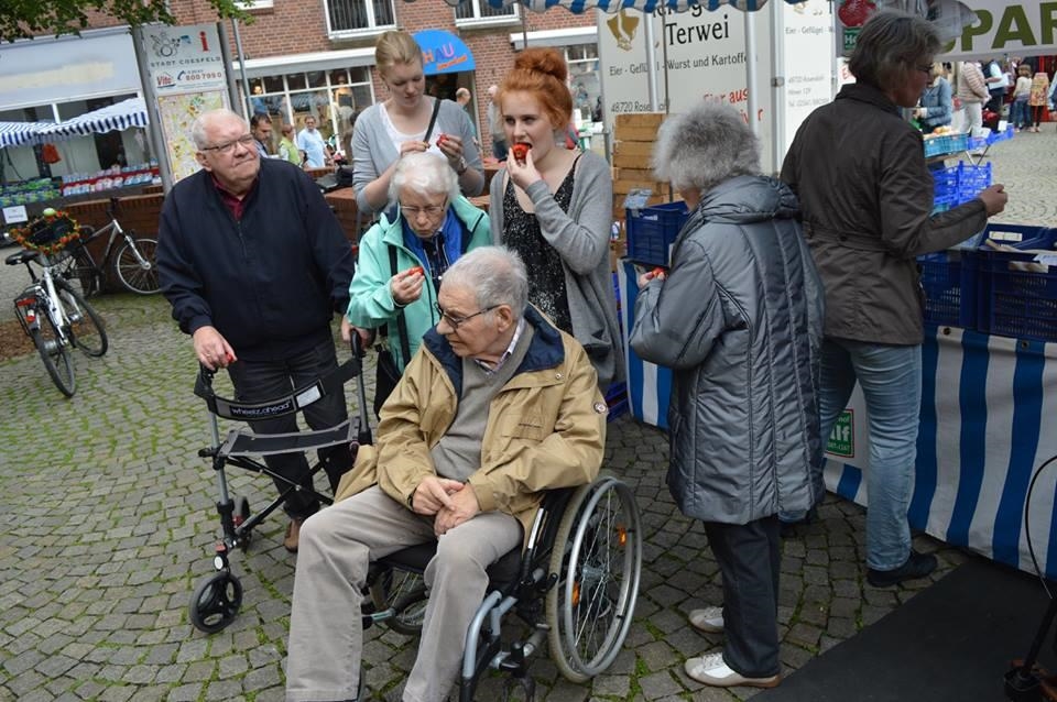 Gruppe von Senioren und jungen Leuten auf dem Marktplatz (youngcaritas Coesfeld)