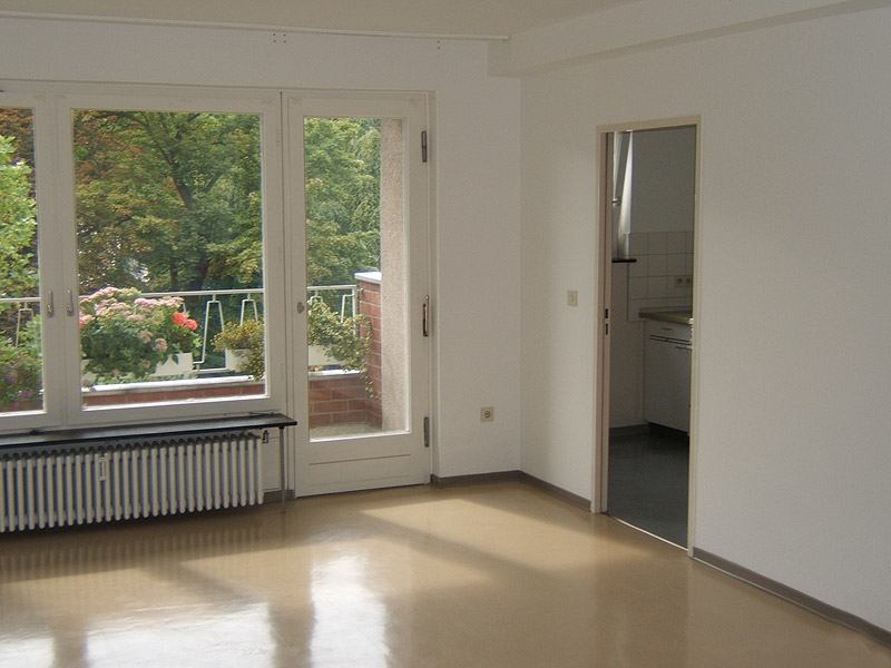 Frisch renovierte Wohnung mit Balkon und Grünblick wartet auf neue Bewohner/innen. 