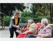 Einrichtungsleiterin Christine Vogt interviewte die Bewohnerinnen Katharina Reinl und Bernadette Pfiffner beim Festakt zum 60-jährigen Jubiläum des Caritas-Seniorenzentrums St. Raphael.