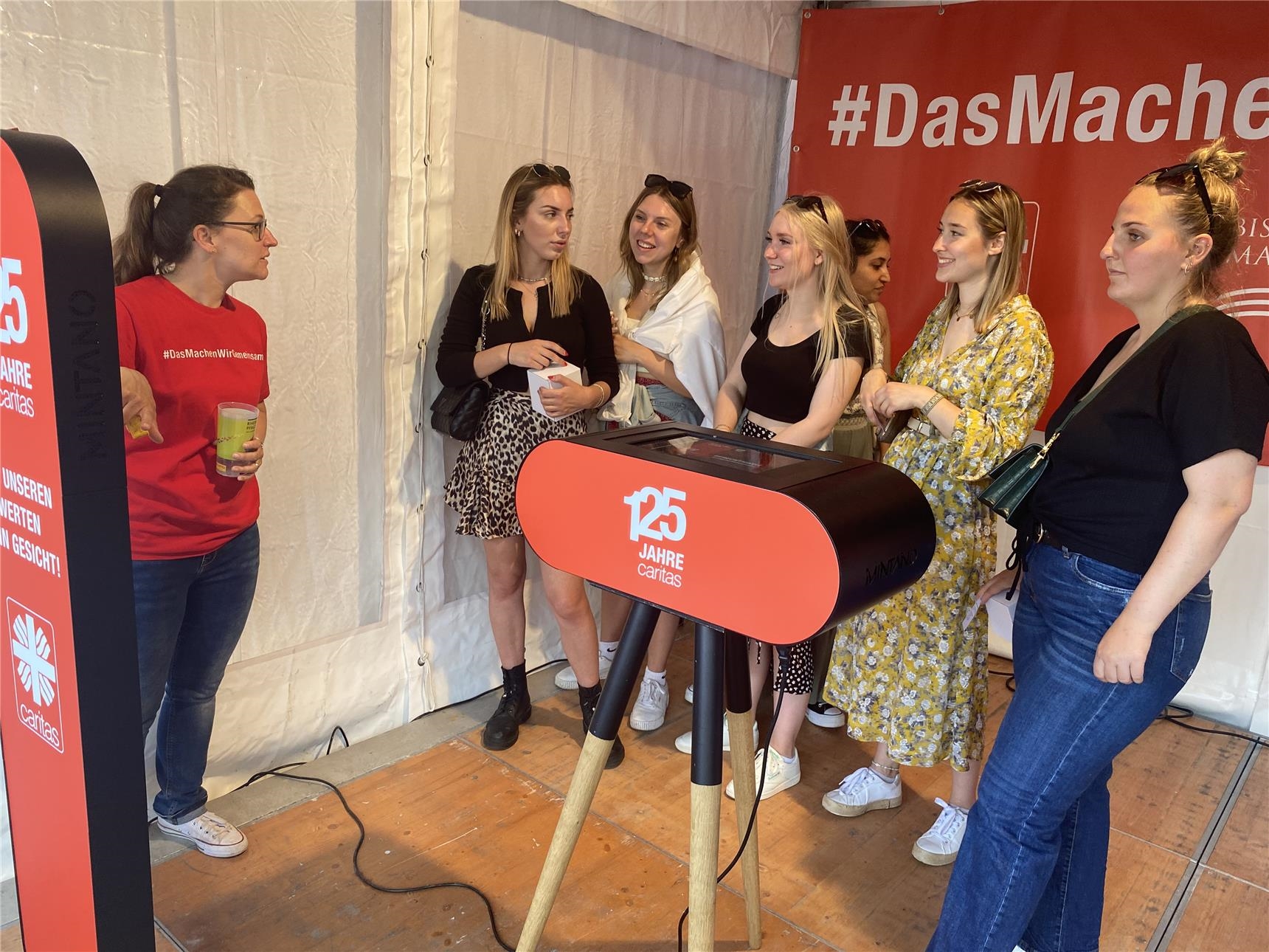 Eine Frau erklärt eine Gruppe junger Damen die Funktionsweise einer Fotobox (Foto: DiCV Mainz, Referat Kommunikation)