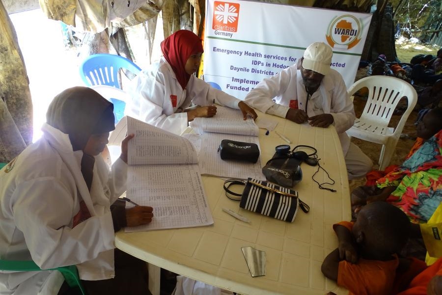 Gesundheitspersonal in einem Zelt sowie Patientinnen (Hussien Abdi Isak / WARDI)