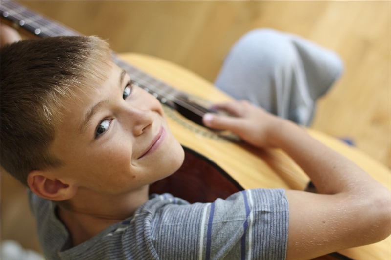 Junge mit Gitarre