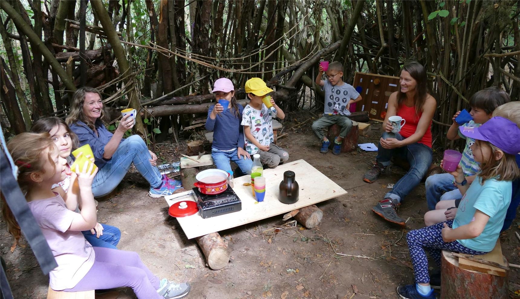 Kinder trinken Kakao in Holzhütte (Foto: Matthias Kolk)