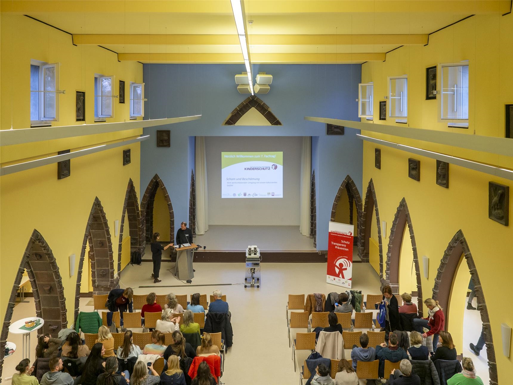 Aufnahme in der Totale vom Saal mit Gästen in der Katholischen Hochschule  (Angela Kröll)