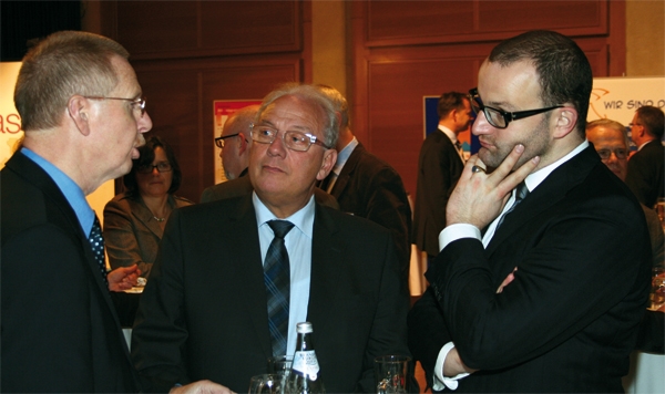 Drei Teilnehmer des Parlamentarischen Abends im Gespräch  (Markus Lahrmann)