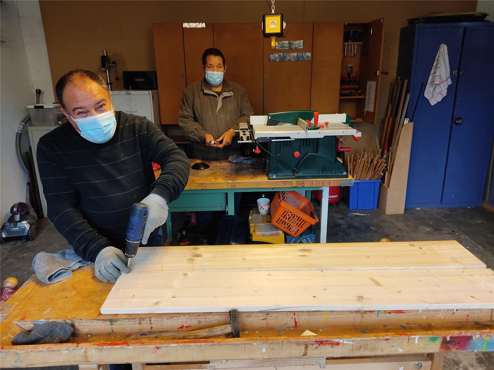 Mitarbeiter in der Holzwerkstatt (© Caritasverband Worms e. V., Nicole Merkl)