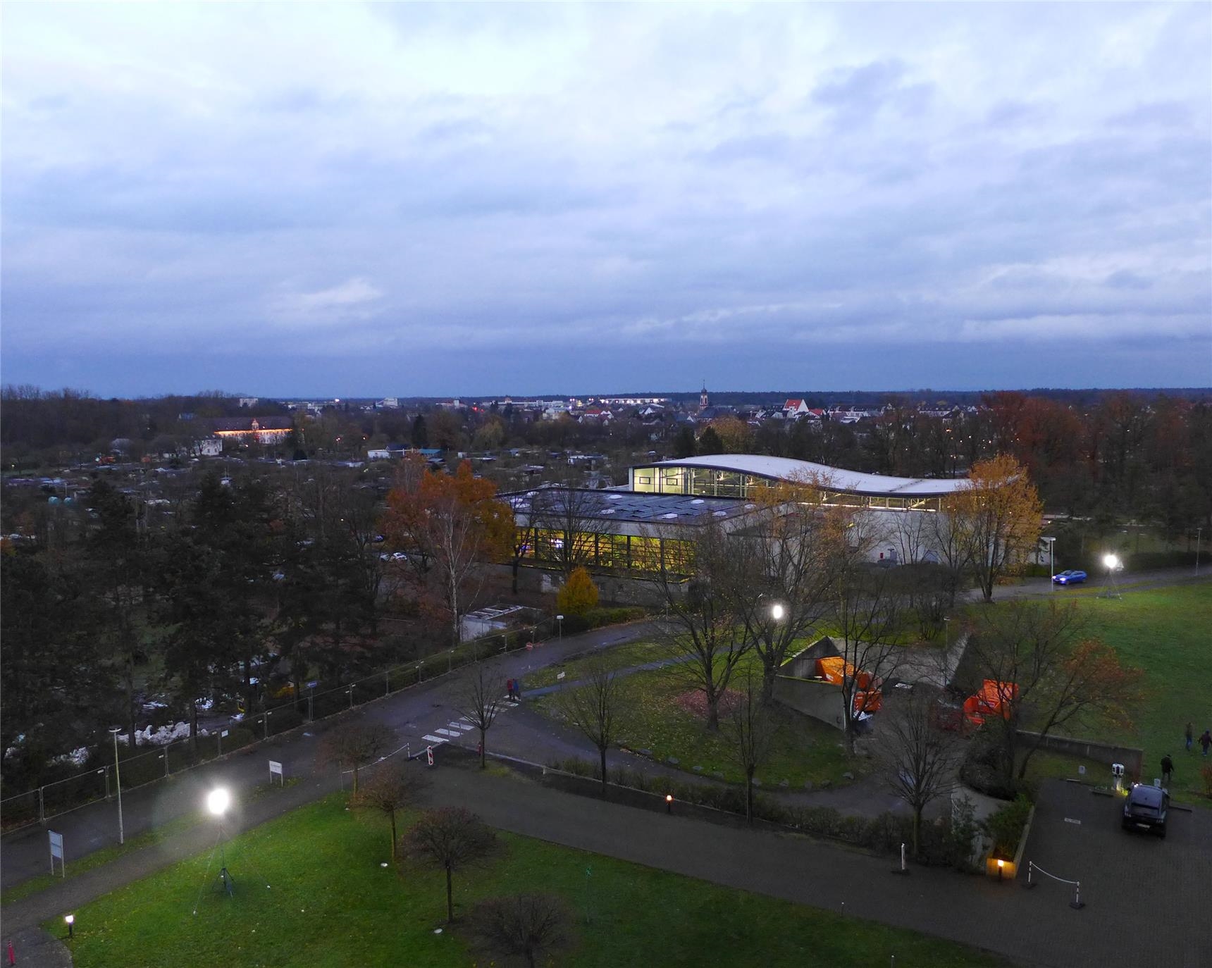 Blick aus dem Fenster einer Wohnung des Betreuten Wohnens aus der sechsten Etage auf Heusenstamm in der Abenddämmerung.  (Foto: © Sabine Schilha)