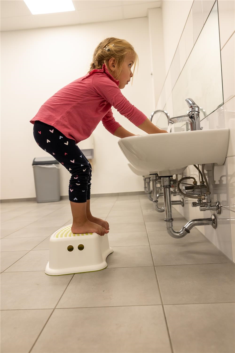 nahaufnahme eines Kindes beim Händewaschen. 