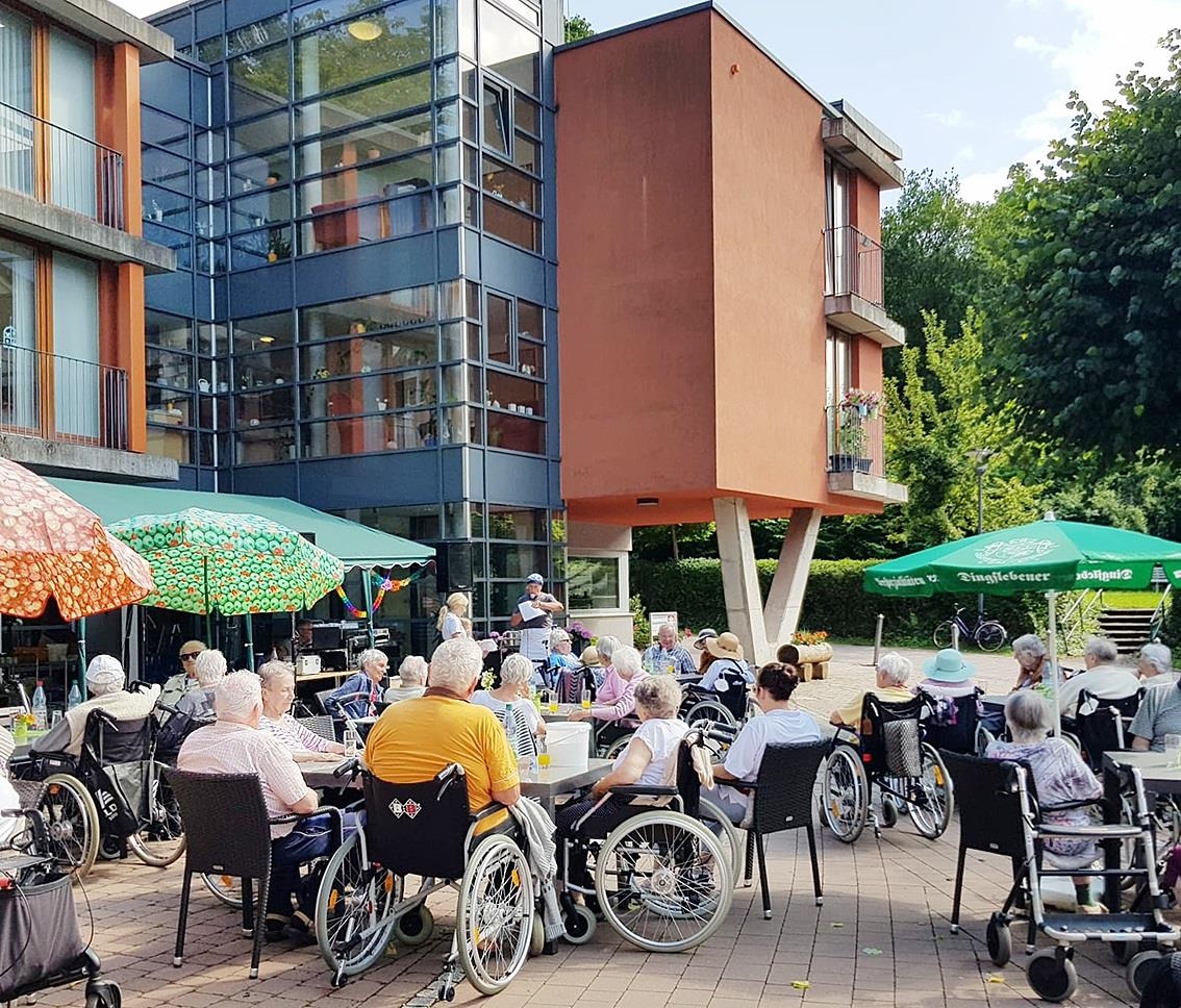 Bewohner*innen beim Unterhaltungsprogramm des Sommerfestes (© APZ Elisabethenruhe Eisenach)