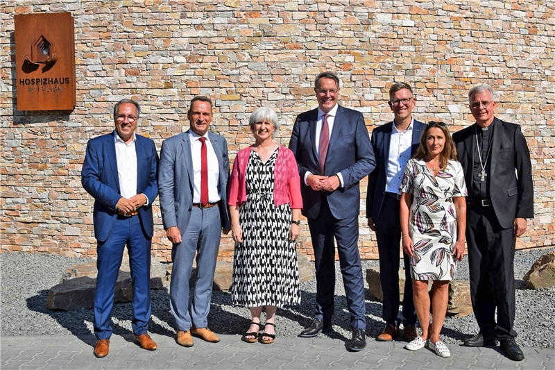 Gruppenfoto vor dem Hospizhaus Wittlich mit Alexander Schweitzer, Barbara Philipp, Thomas Buckler, Cordula Bielemeier, Gregor Eibes, Joachim Rodenkirch und Jörg Michael Peters