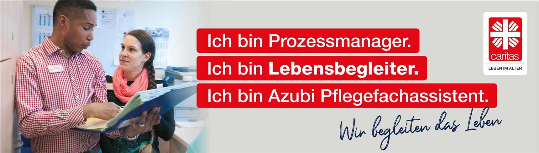 Zwei Auszubildene schauen in die Pflegeprozessplanung