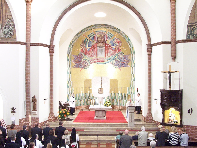 Blick in den Chorraum während einer festlichen Heiligen Messe in der Kirche St. Norbert. 