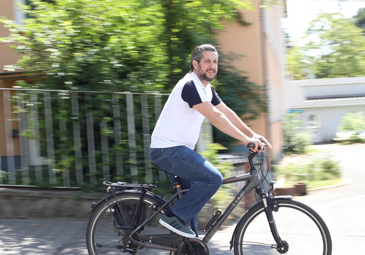 Mustapha Charkaoui auf dem Fahrrad 