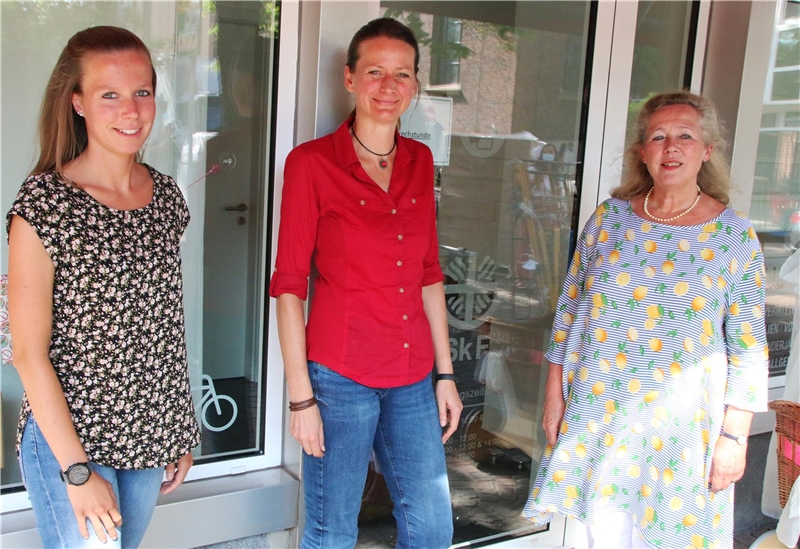 Das Foto zeigt drei Frauen vor der Geschäftsstelle des SkF Bocholt.