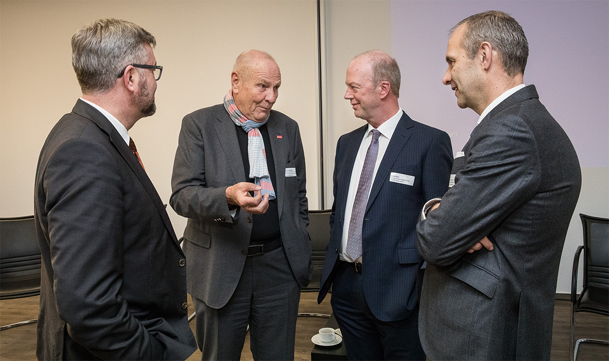 Vier Männer im Gespräch bei der Fachveranstaltung zur Krankenhausfinanzierung in Düsseldorf (Achim Pohl)