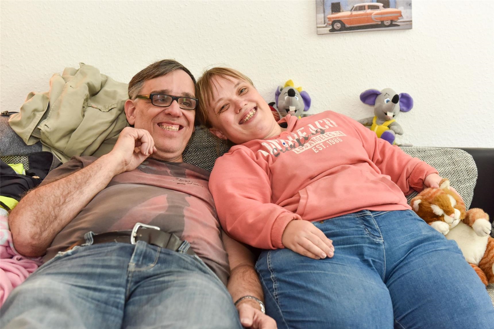 Paar mit Behinderung. Frau und Mann liegen nebeneinander und lächeln