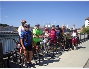 Auf geht´s zur Radltour - die Gruppe startet am Donauradweg in Passau