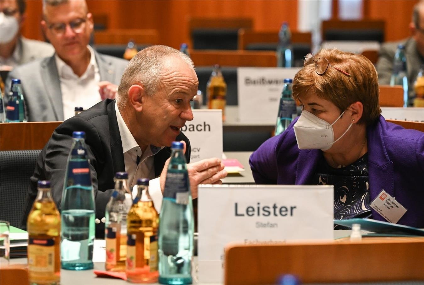 Mann im Gespräch mit Frau. Beide sitzen am Tisch. (Deutscher Caritasverband / Harald Oppitz)