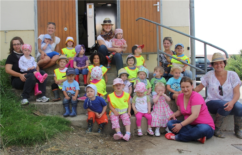 Einen langen Fußweg nahmen Kinder und Personal der Caritas-Kinderkrippe in Wörth auf sich, um die Welt im Bauernhof zu entdecken. (Caritas Regensburg)