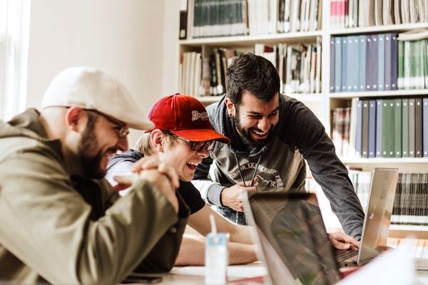 Drei Männer haben Spaß am Computer