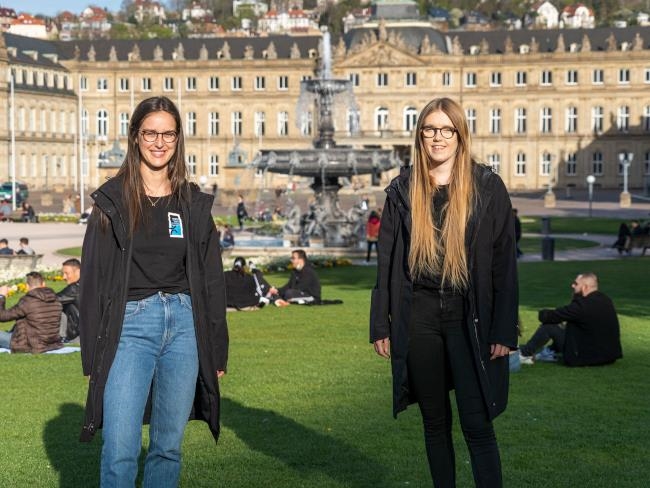 Zwei junge Sozialarbeiterinnen der Mobilen Jugendarbeit auf dem Stuttgarter Schlossplatz.