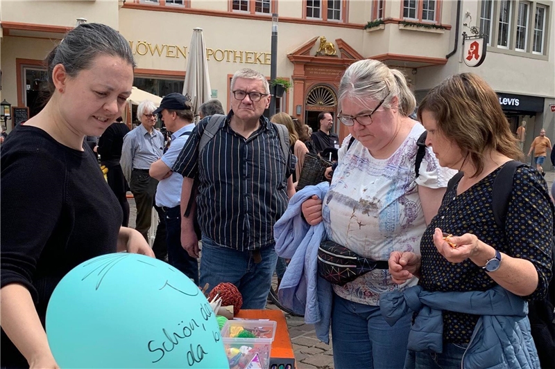 Foto von LTK-Mitgliedern, die Aktionsstände auf dem Hauptmarkt in Trier besuchen.