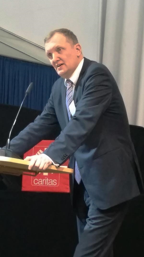 Prof. Dr. Christian Bernzen steht an einem Pult und hält bei der Fachtagung der Caritas in NRW zum BTHG in Gelsenkirchen eine Rede (Mello)