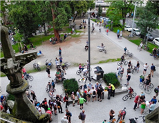 Menschen auf Fahrrädern auf einem Kirchplatz