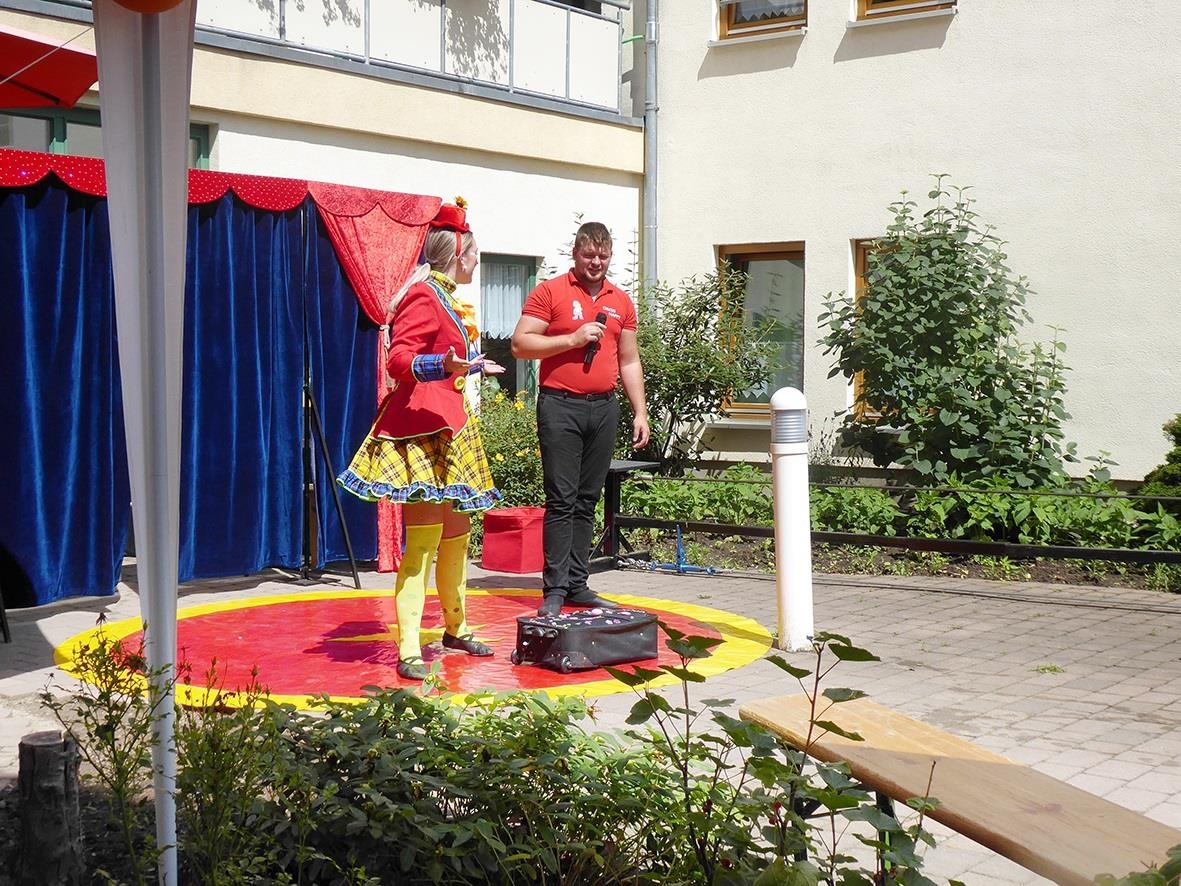 Zirkus „Happy“ beim Sommerfest (© APZ St. Raphael Weimar)