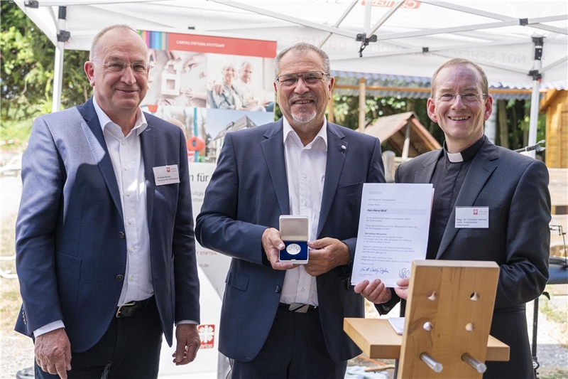 Heinz Wolf bekommt die Dankesmedaille der Caritas