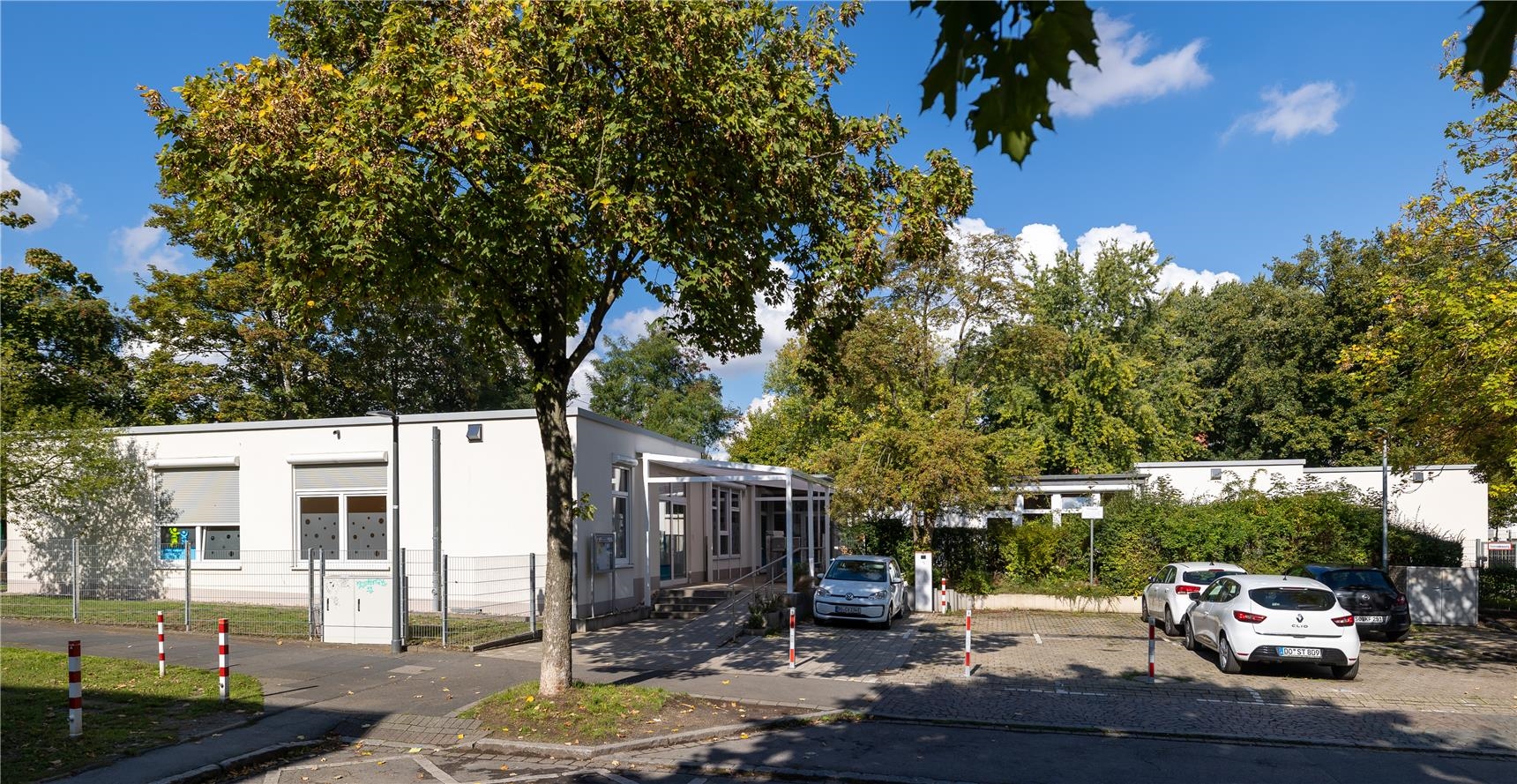 Das Kinderhaus in Scharnhorst ist von altem Baumbestand umgeben. 