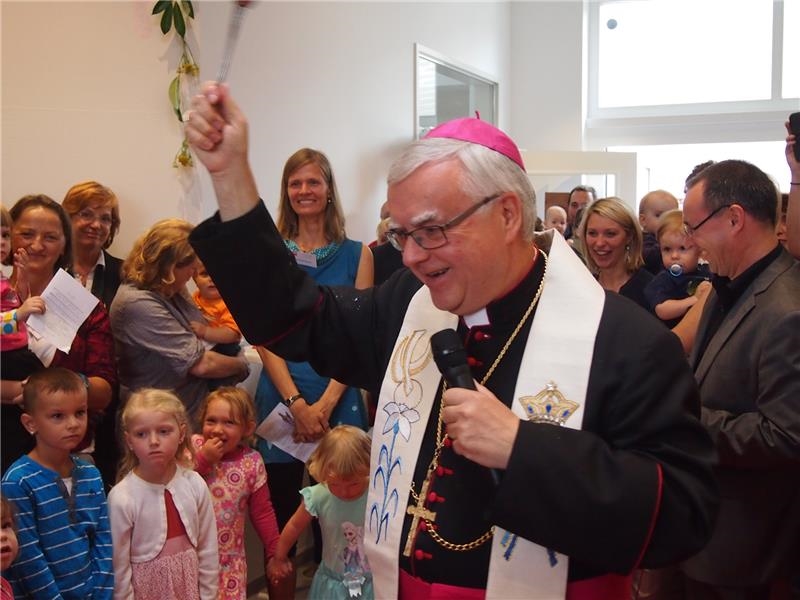 Erzbischof Dr. Heiner Koch weihte die neue Caritas-Kita ein. (Caritasverband Leipzig e. V.)