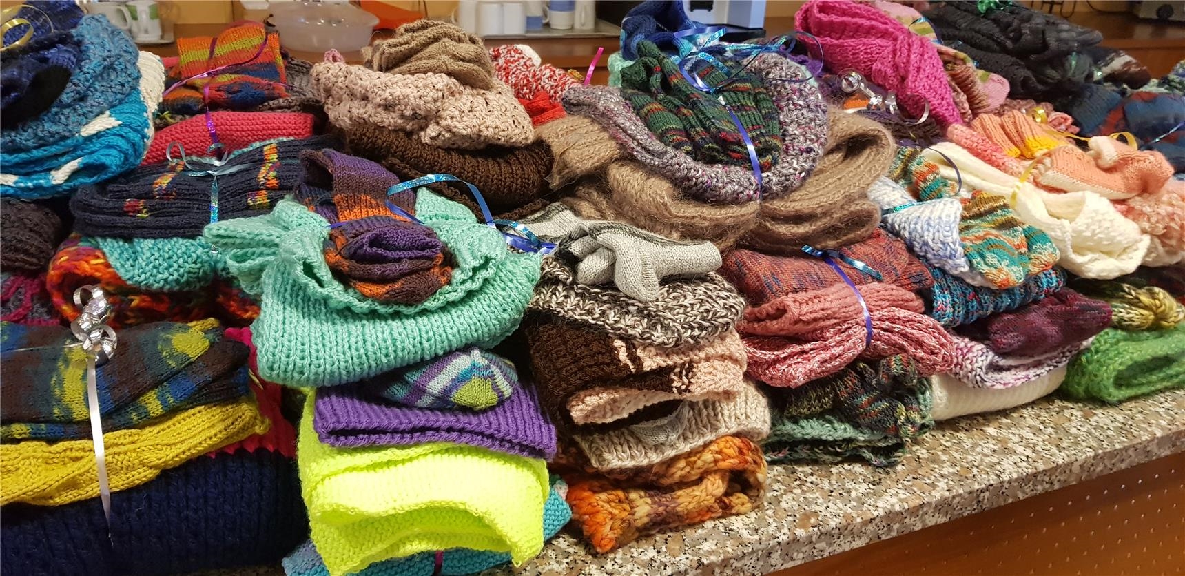 100 Schals, 100 Mützen und 100 Paar Handschuhe für Franziskus-Küche der Caritas (Altenheim St. Josef)