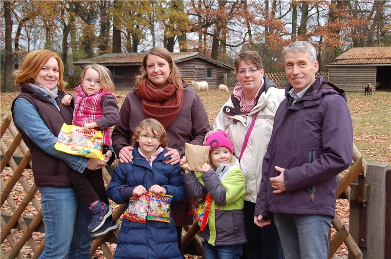 Spendenübergabe der Eltern und Kinder aus der Haniel-Siedlung an das Kinderdorf