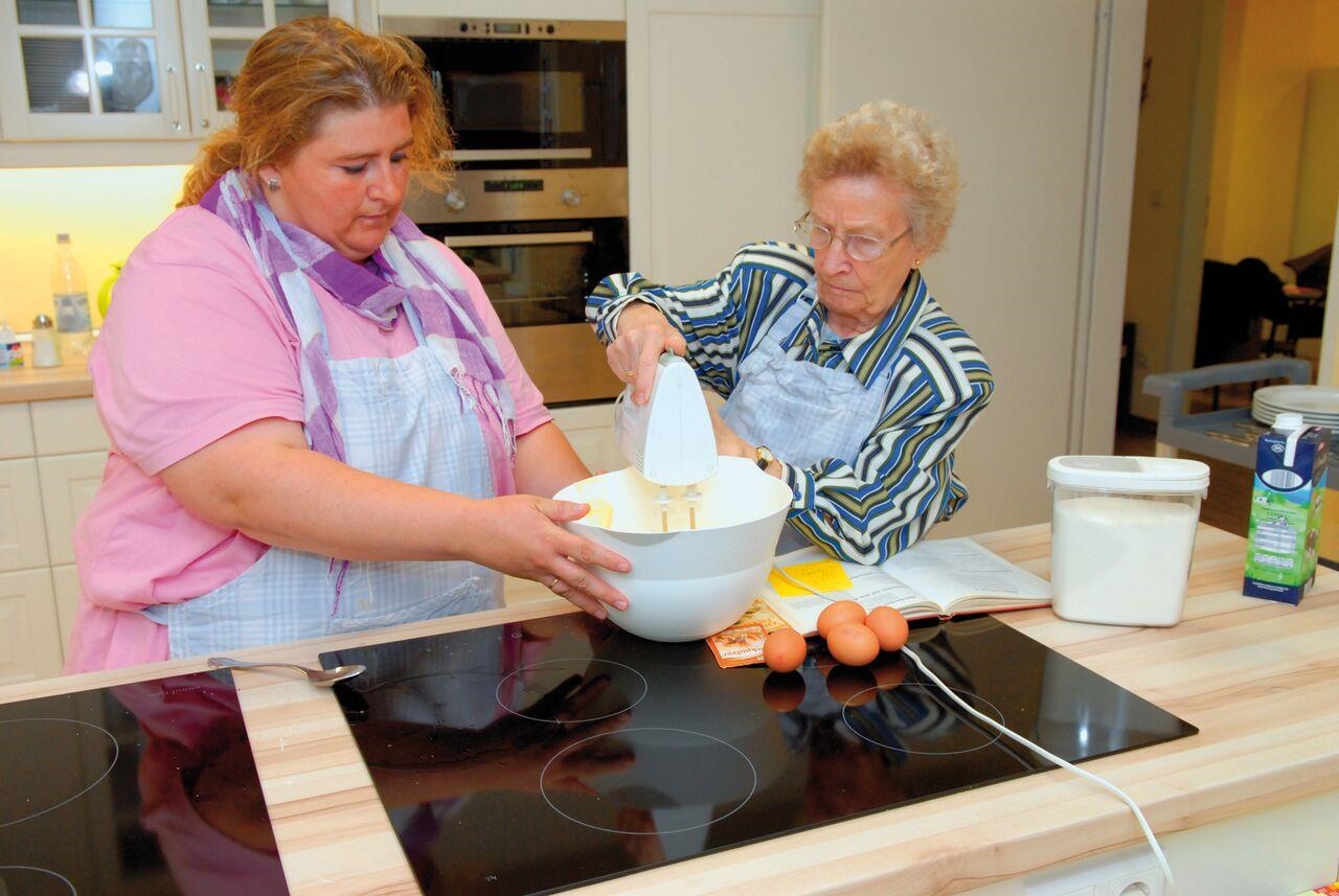 Zwei Damen backen Kuchen 