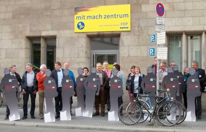 Aktion mit Pappfiguren vor der FDP-Bundeszentrale in Berlin (Heribert Schlensok)