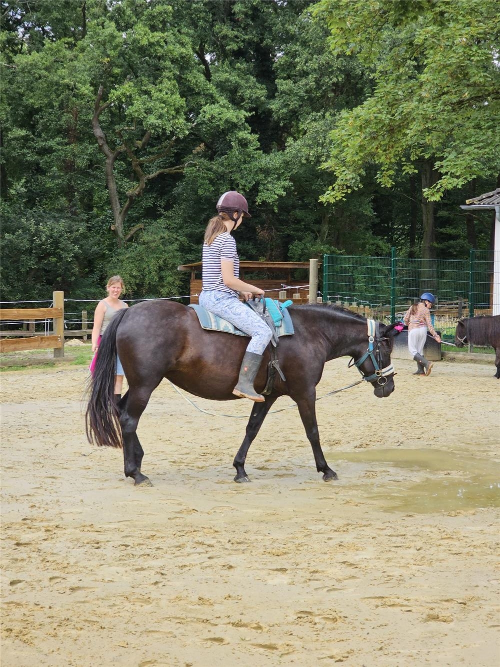 Mädchen auf Pony 