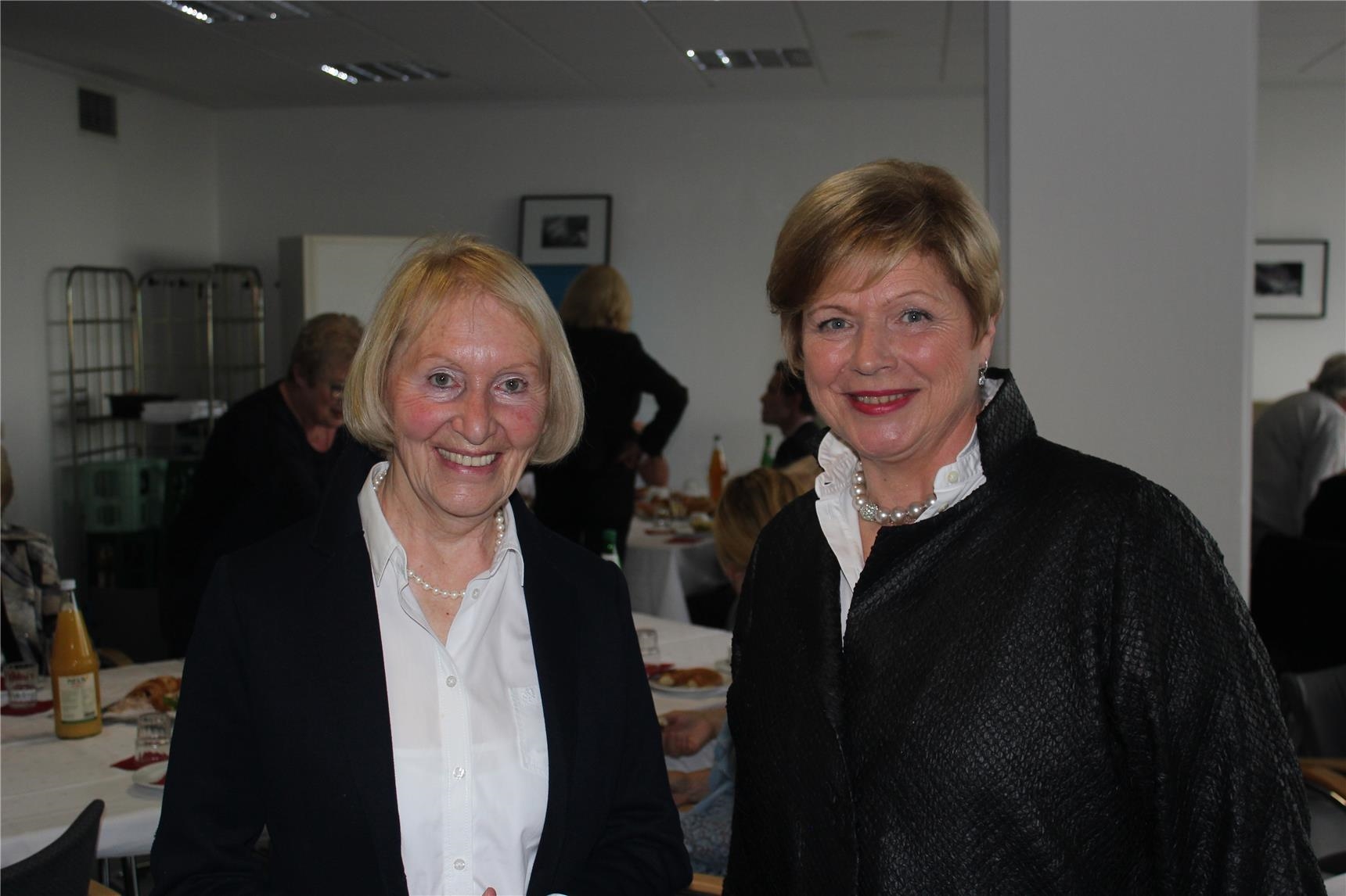 von links nach rechts: Irmgard Offen und ihre Nachfolgerin Heidrun Stwerka (© Brigitte Deiters)